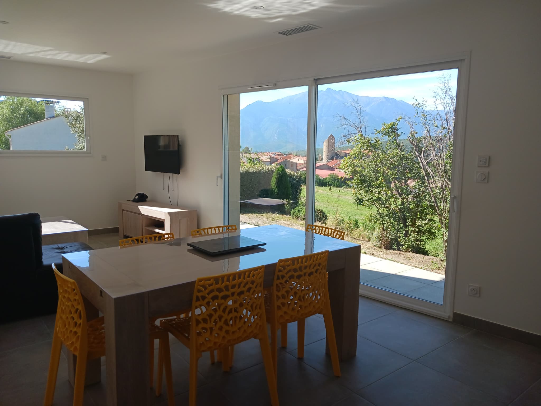 Cuisine séjour avec vue sur le village et le Canigó