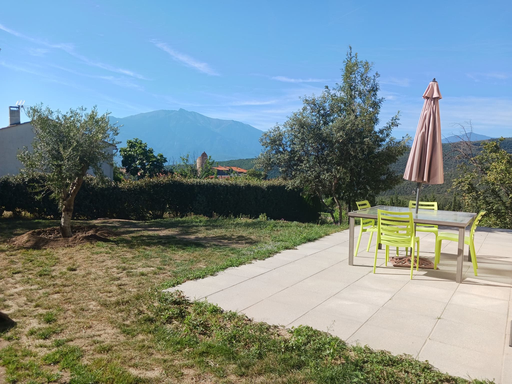 Terrasse avec vue sur le Canigó