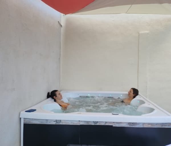 Cerise Jacuzzi