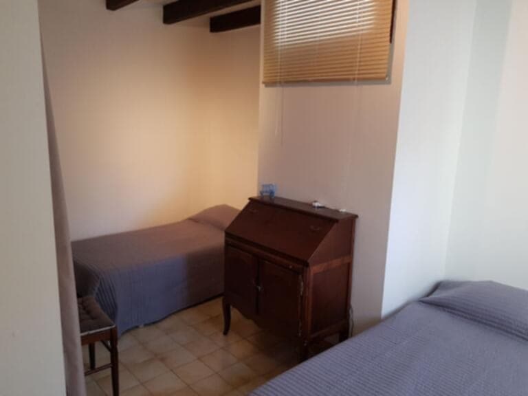 Chambre avec deux lits simples