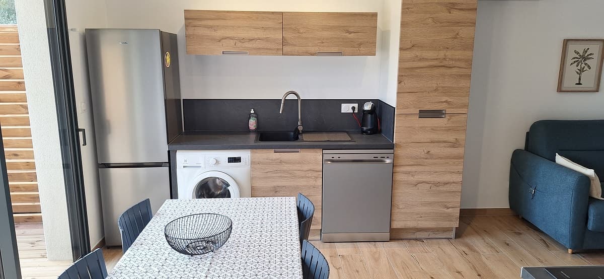 Vue cuisine et salle à manger