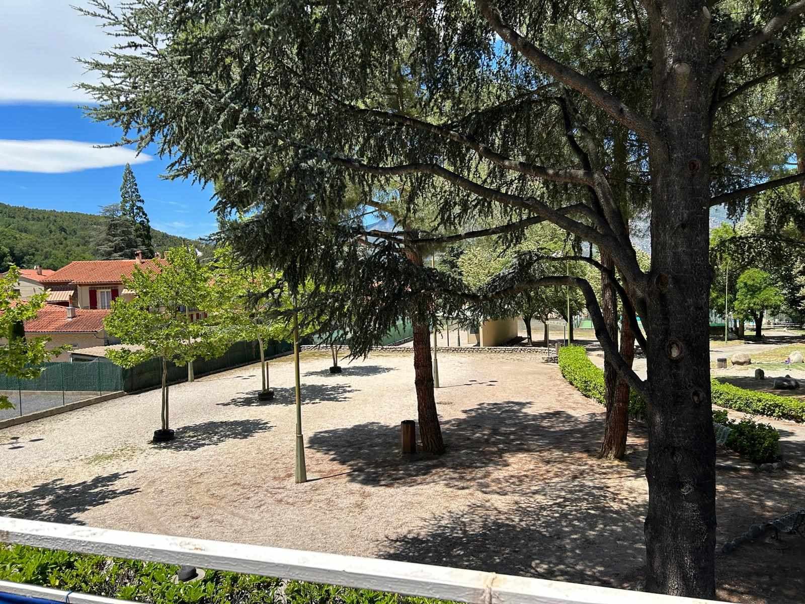 Vue sur le parc depuis la terrasse