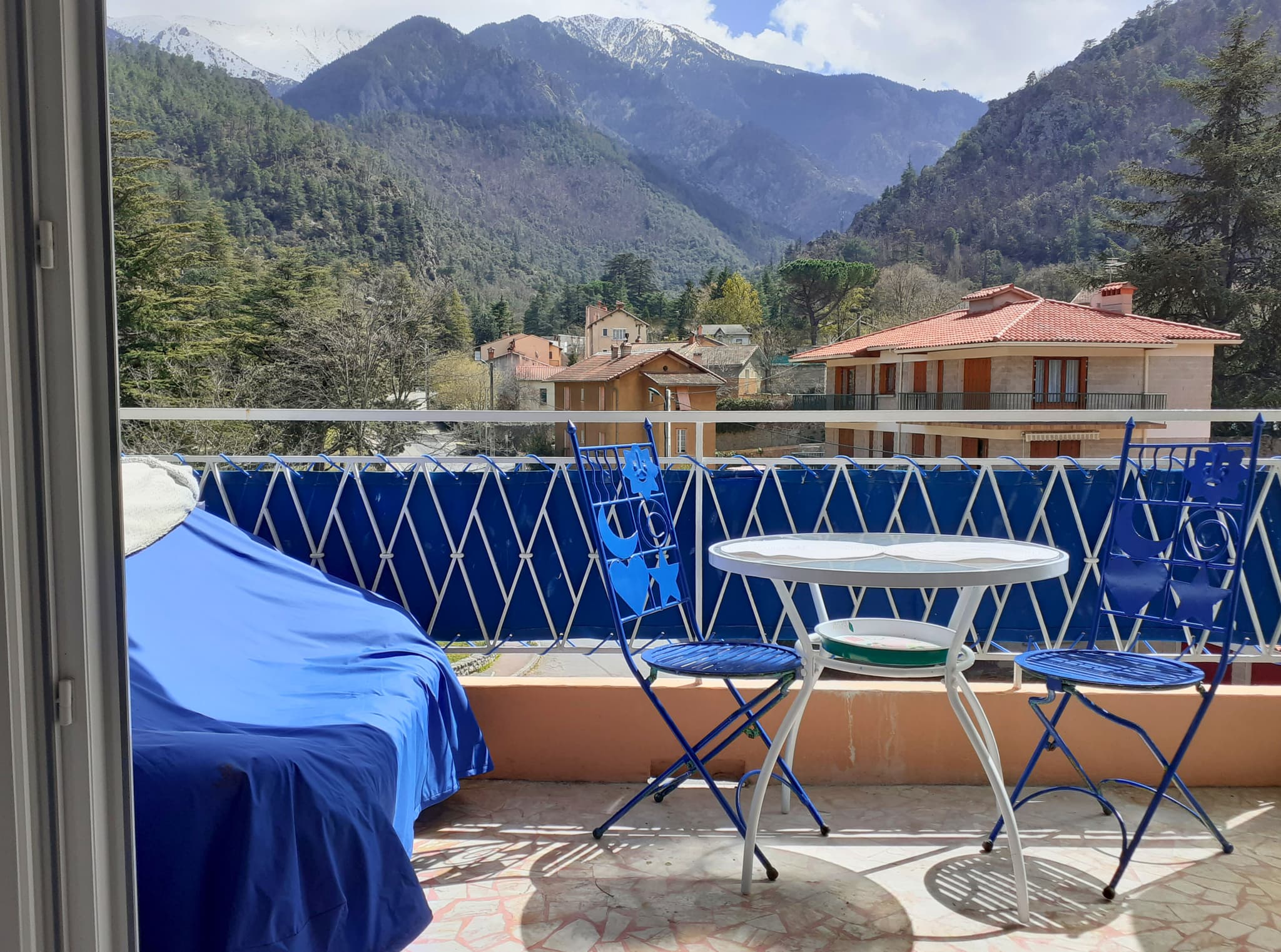 Terrasse avec vue sur les montagnes
