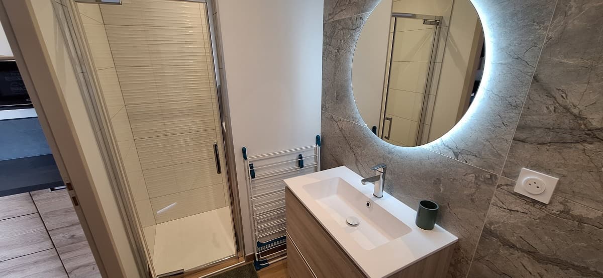Salle d'eau avec douche XXL et vasque