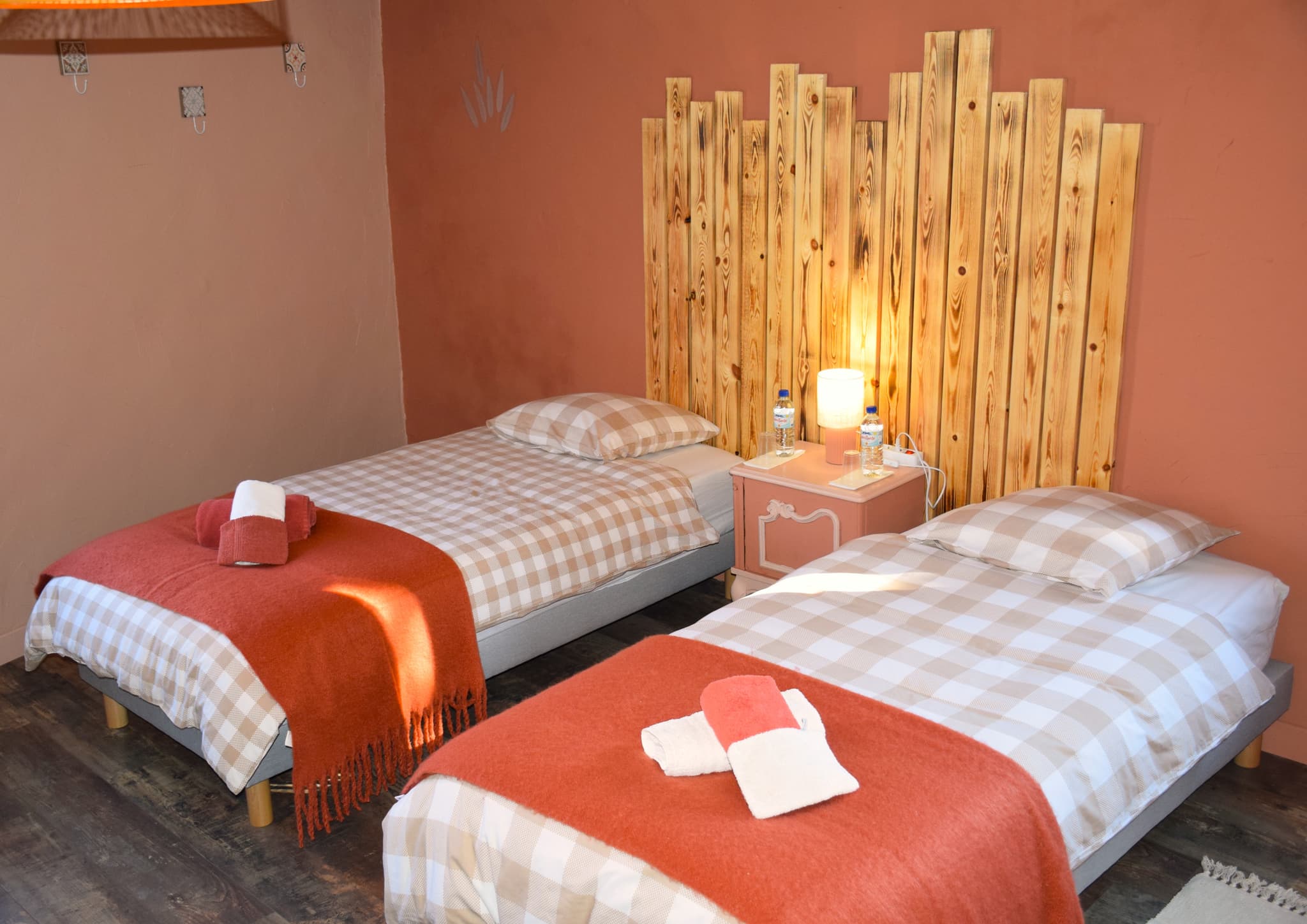 Chambre ocre 2 lits
