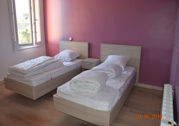 Chambre 2 ( petite vue sur le port )