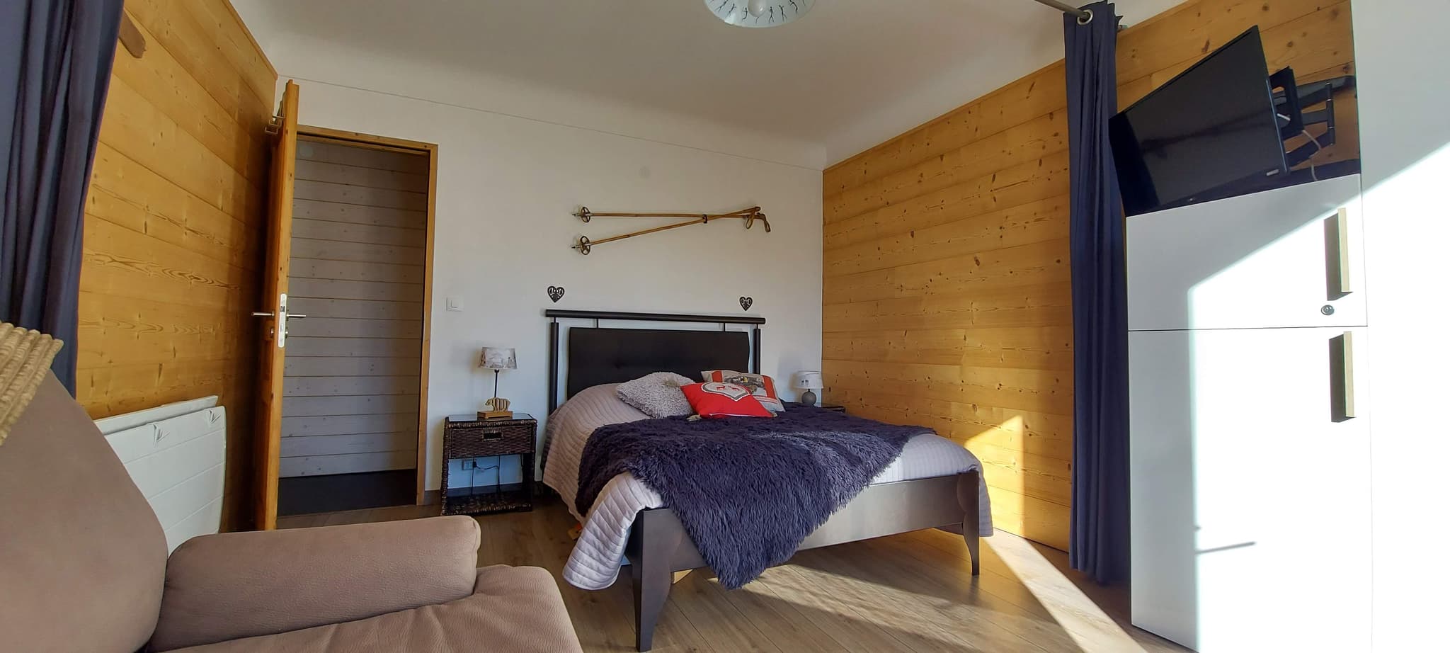 Grande Chambre  vue lit et TV