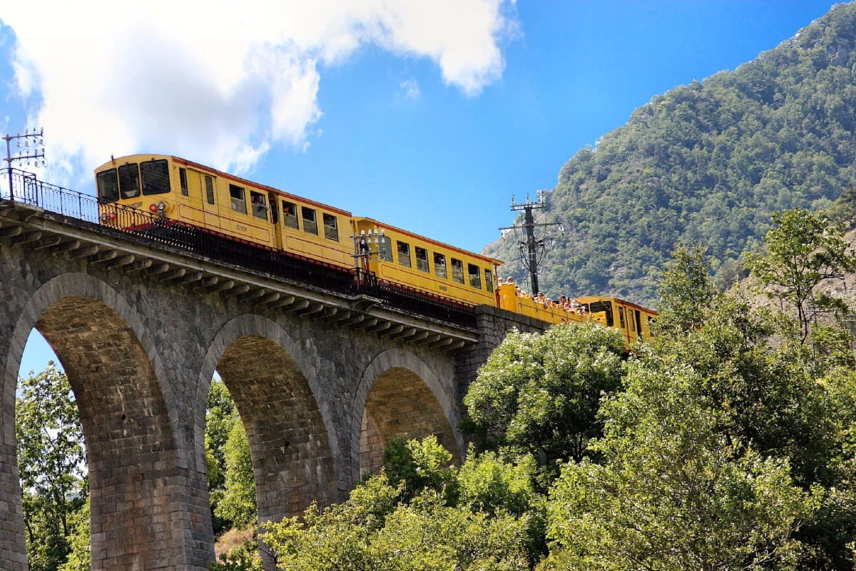 TRAIN JAUNE