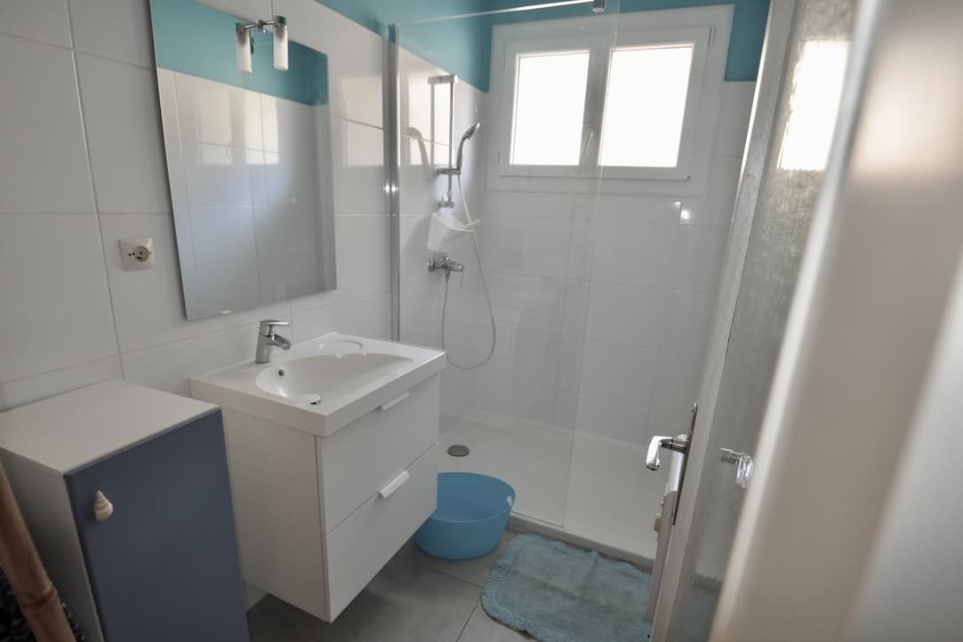 Salle d'eau avec douche