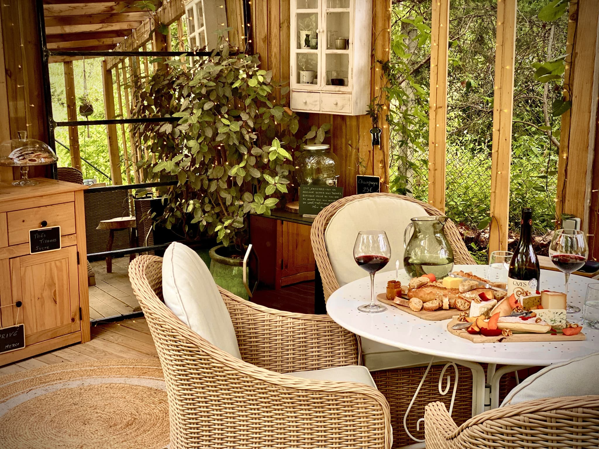 Le Chat Vert - Gîte de Charme****, espace repas et detente du jardin