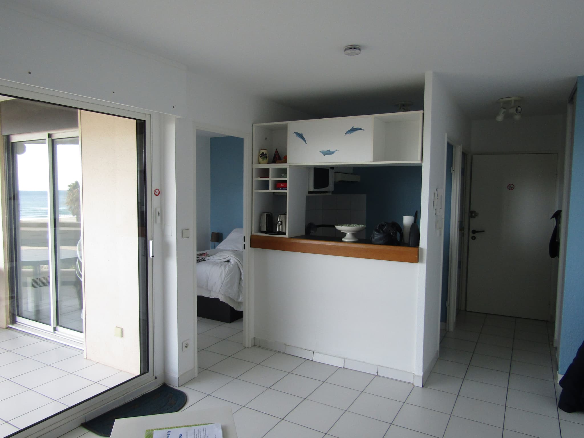 vue entrée chambre coin cuisine