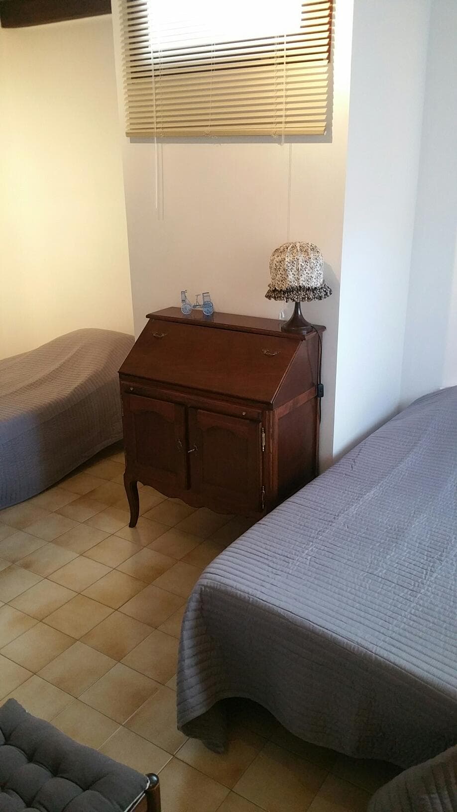 Chambre avec deux lits simples