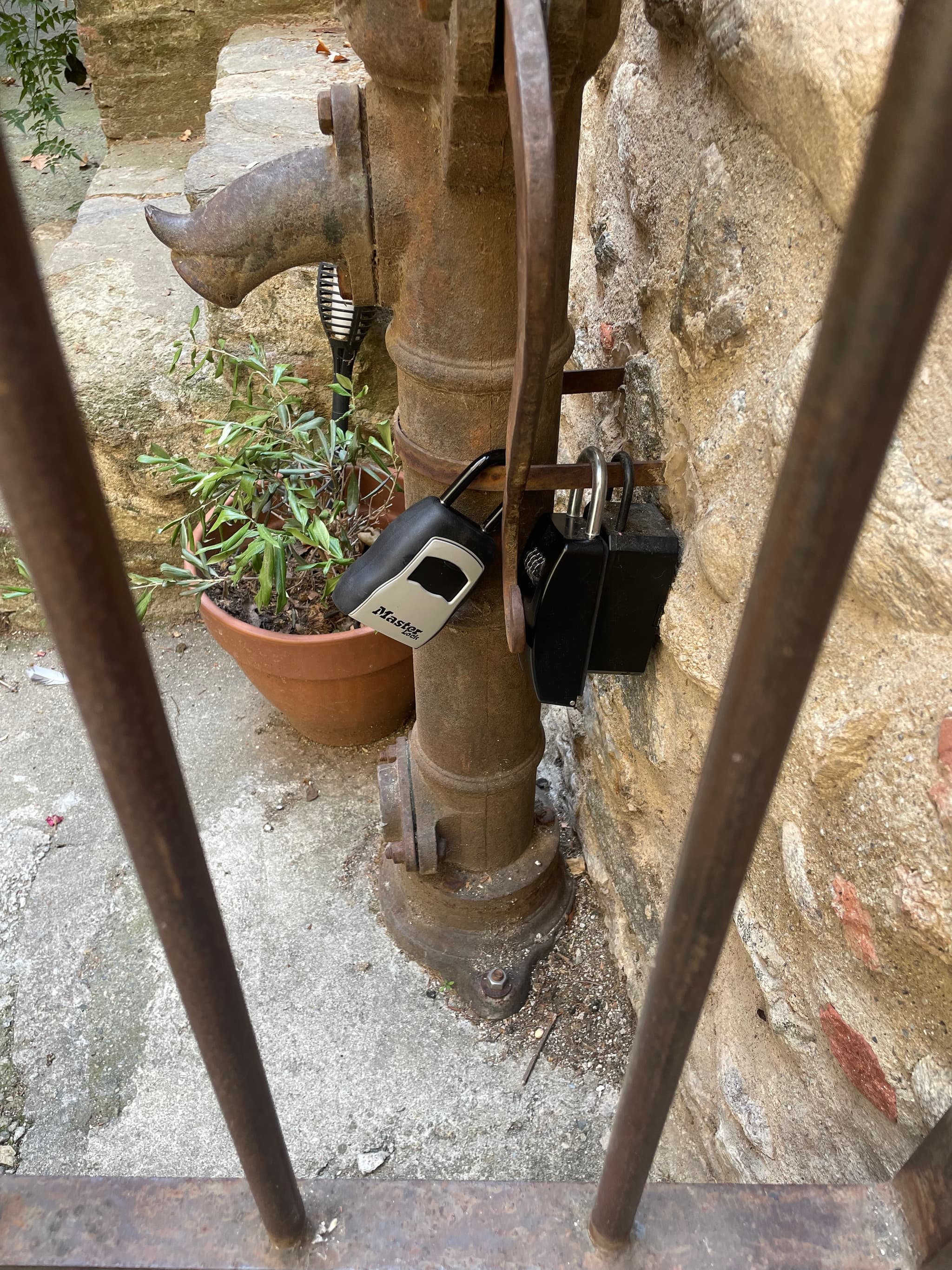 boîte à clefs à gauche de la pompe