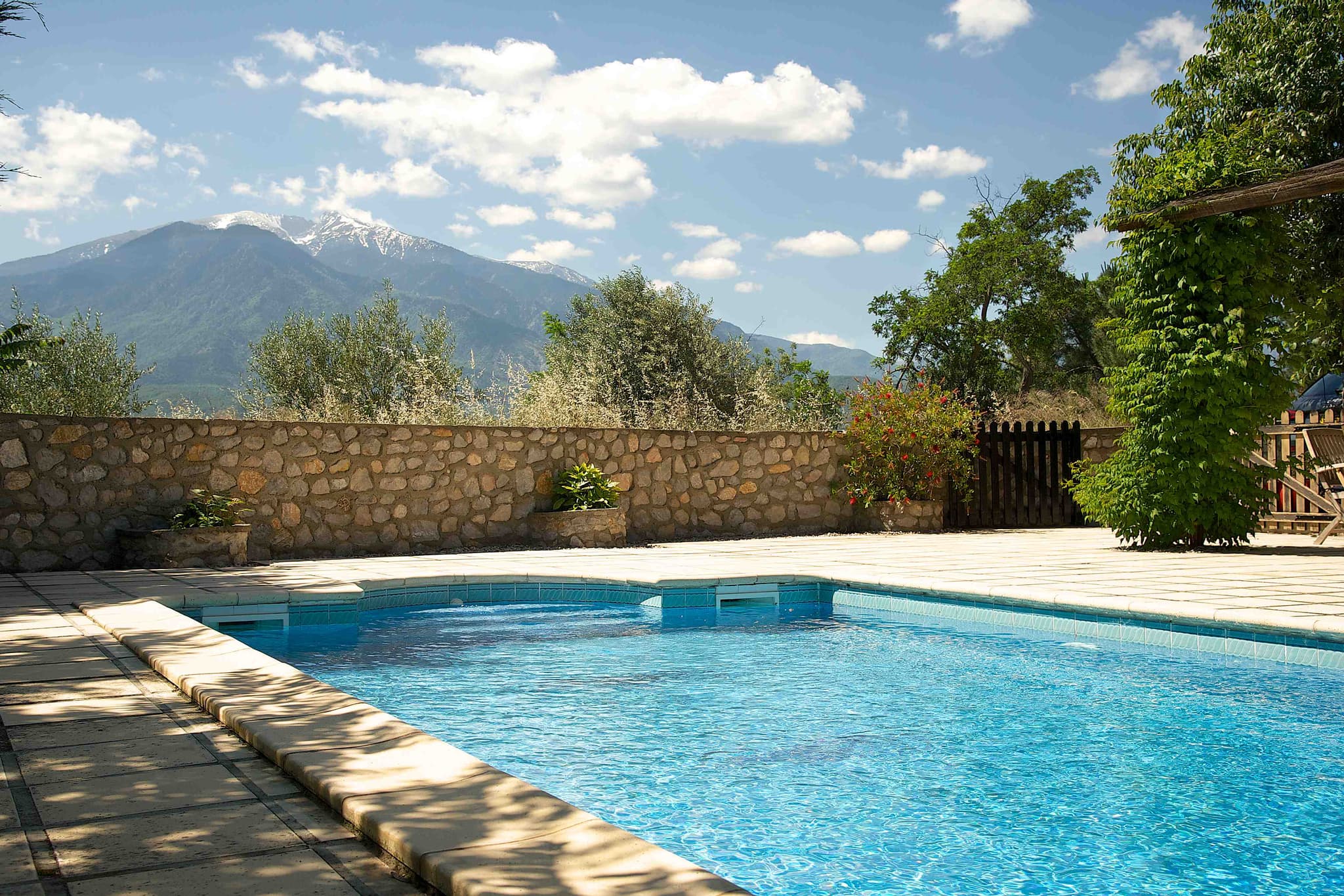 Piscine et vue sur le Canigó