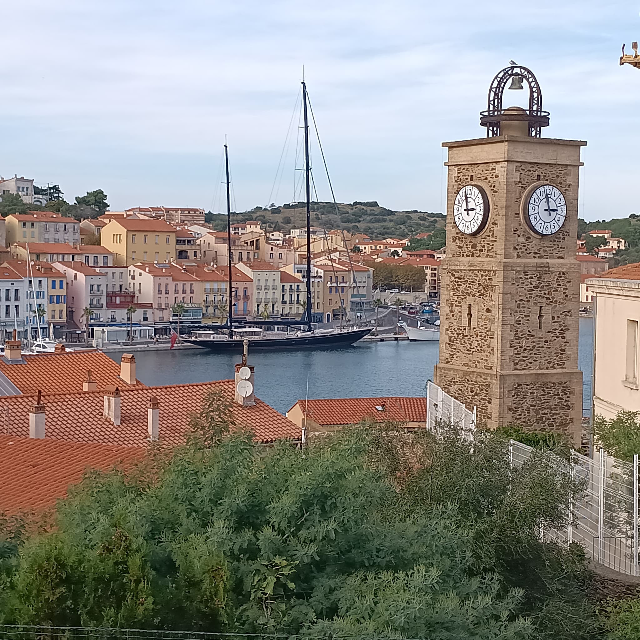 Vue port avec voilier