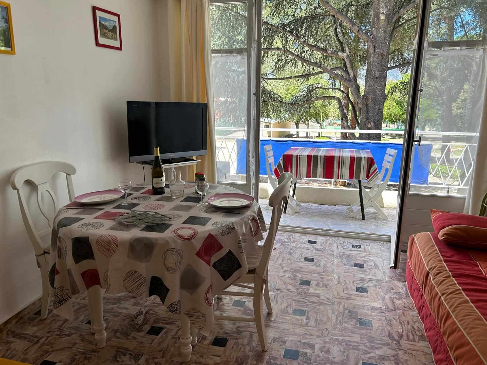 Coin salle à manger et terrasse