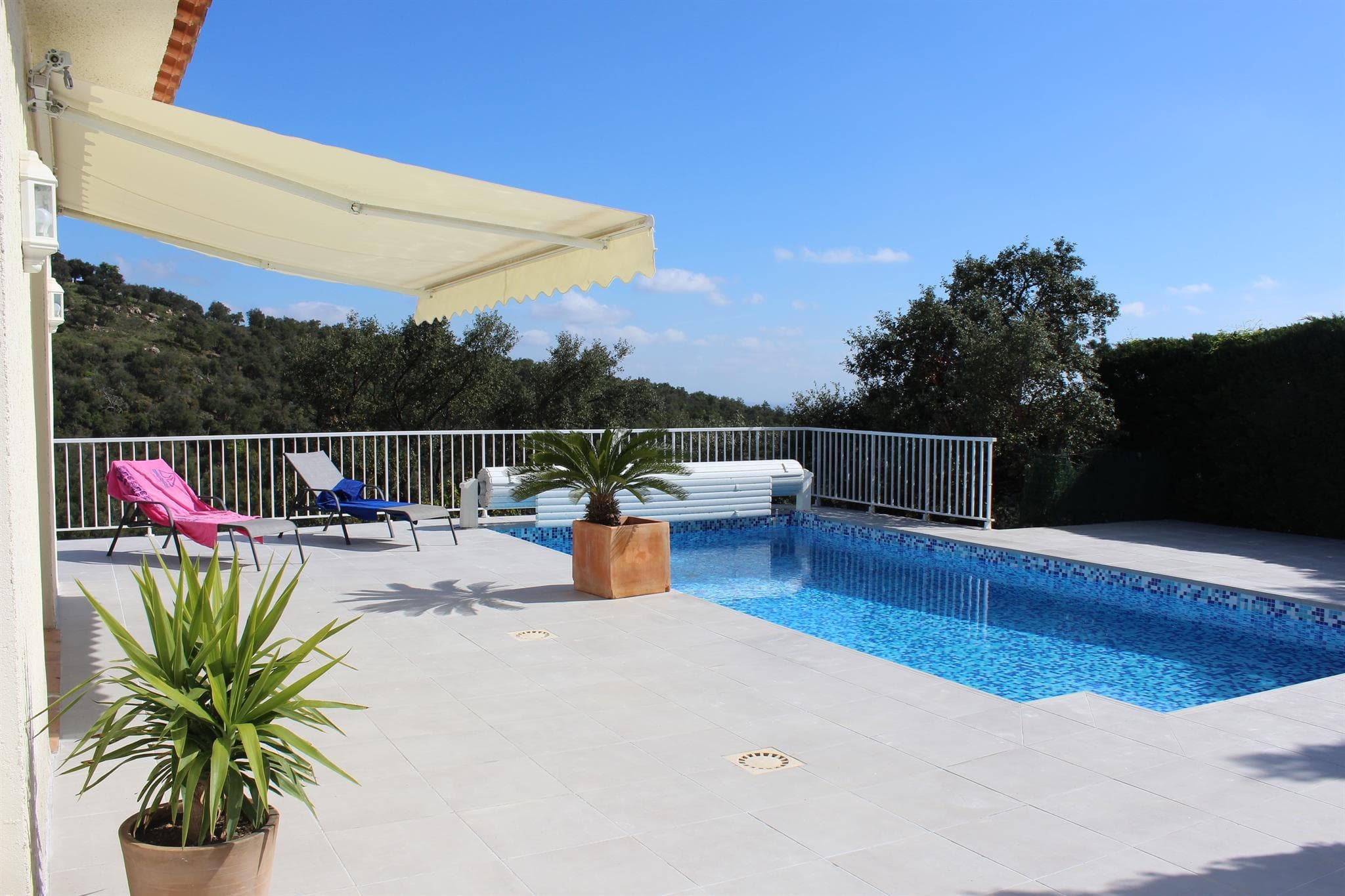 La piscine et sa terrasse carrelée_9