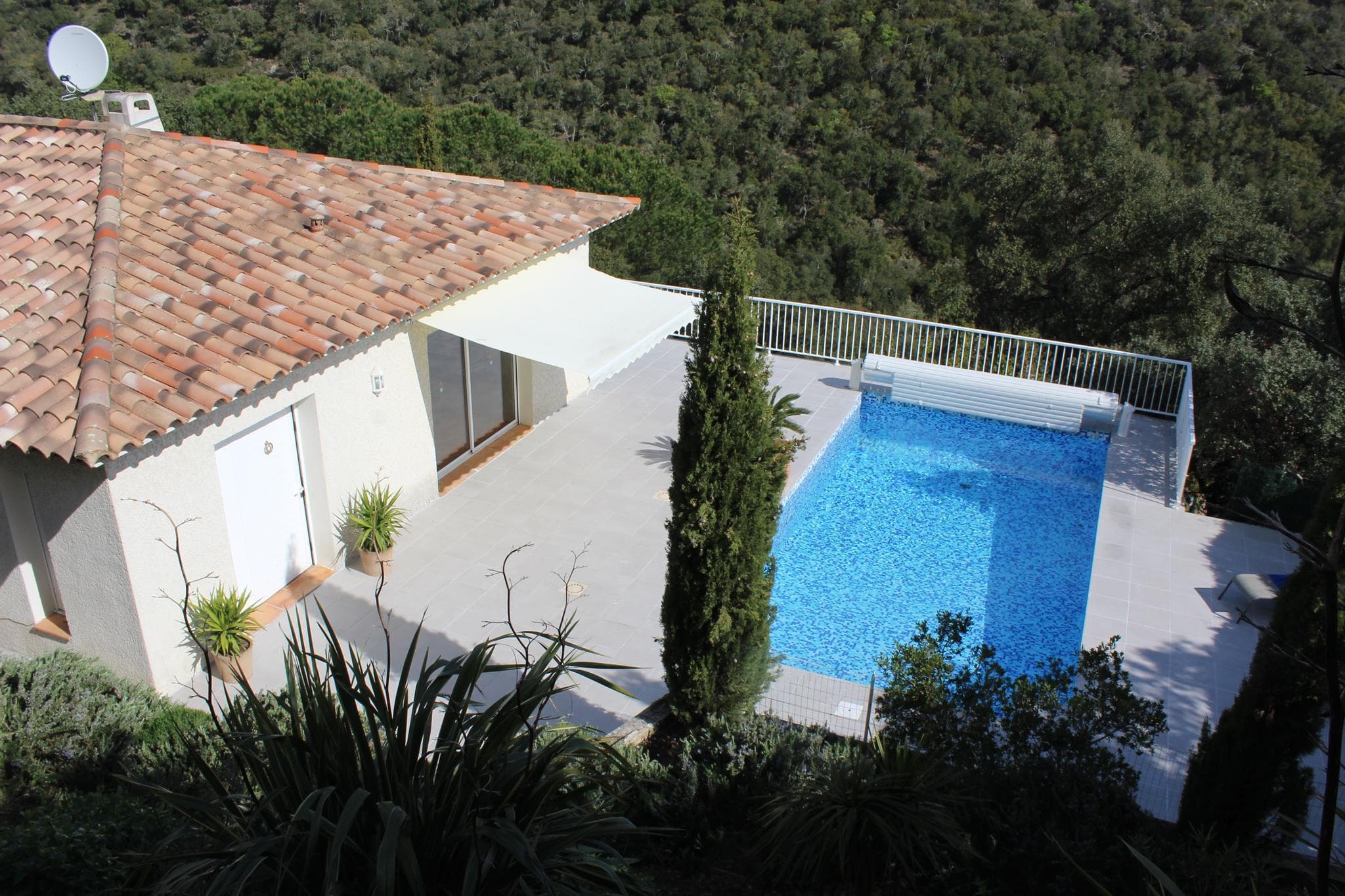 La villa avec sa terrasse et sa piscine_13