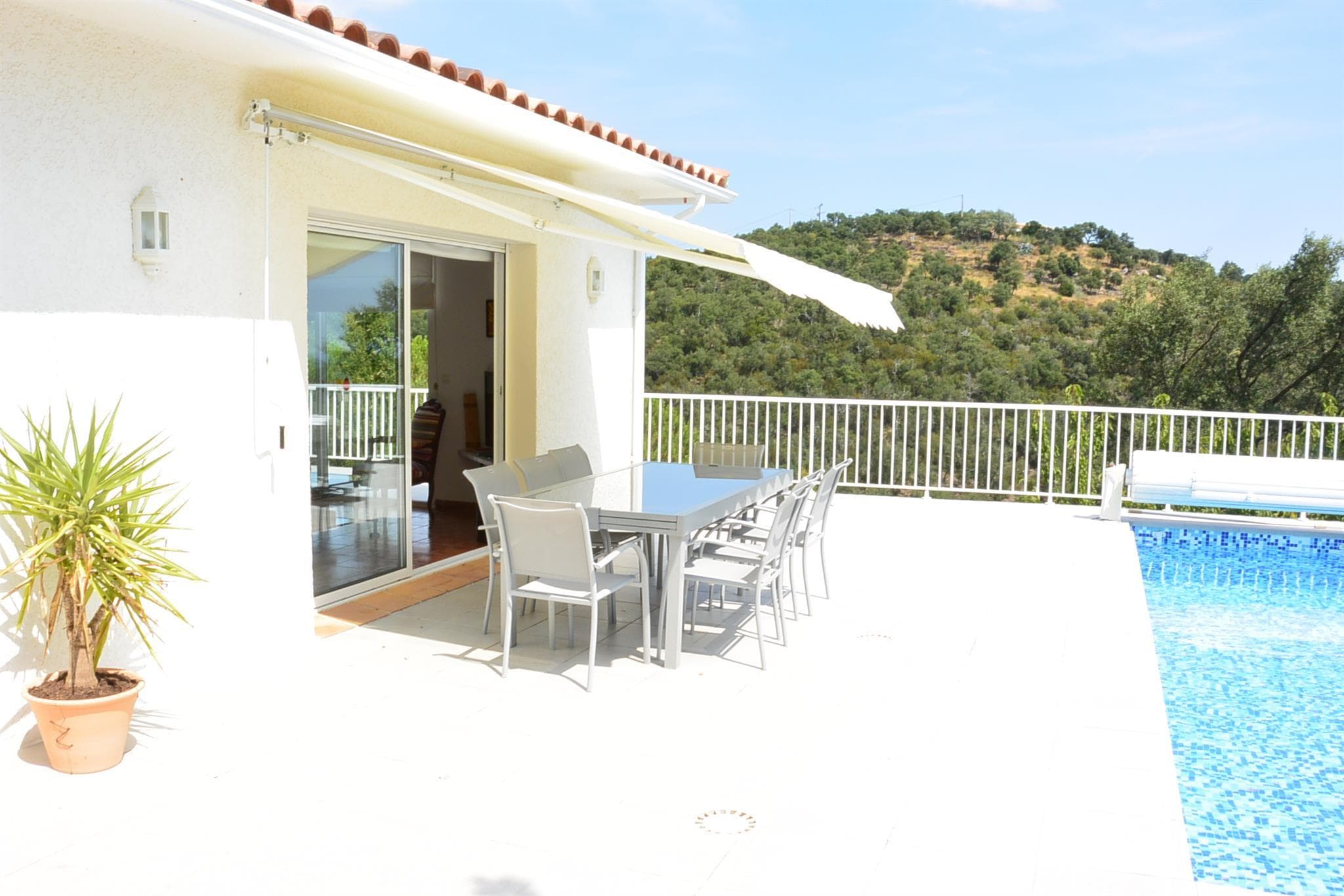 La terrasse abritée par son store_17