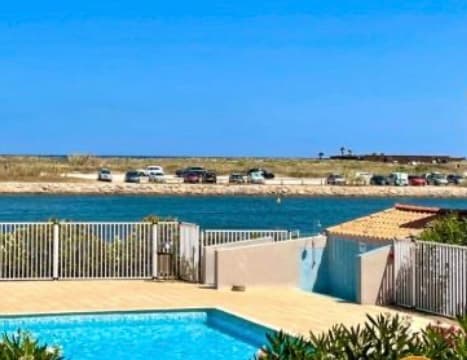 Piscine vue mer, marina