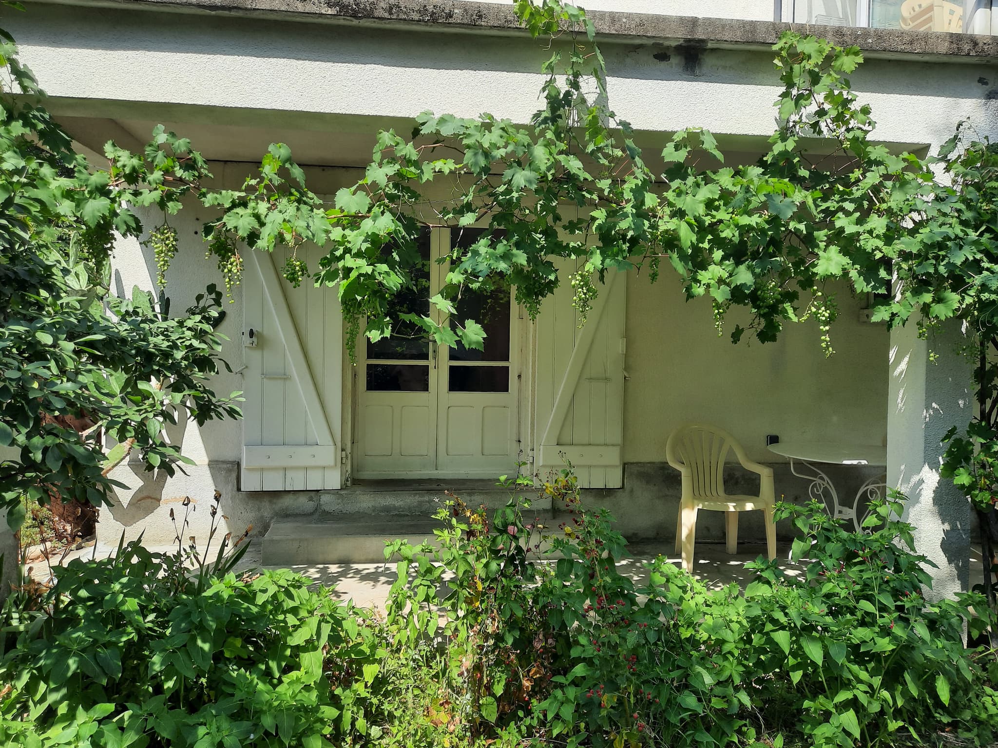 entrée sous terrasse