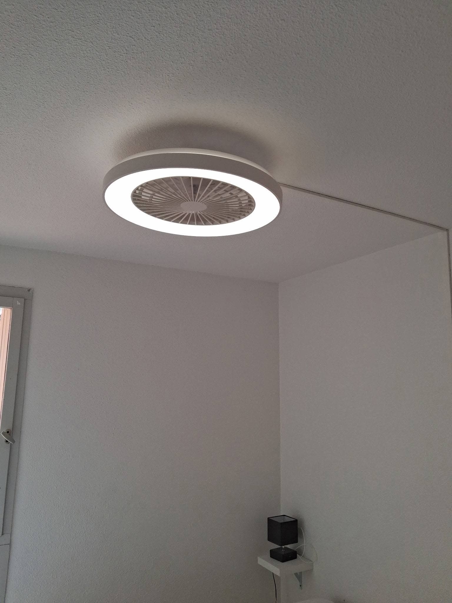 lumière - ventilateur dans chambre