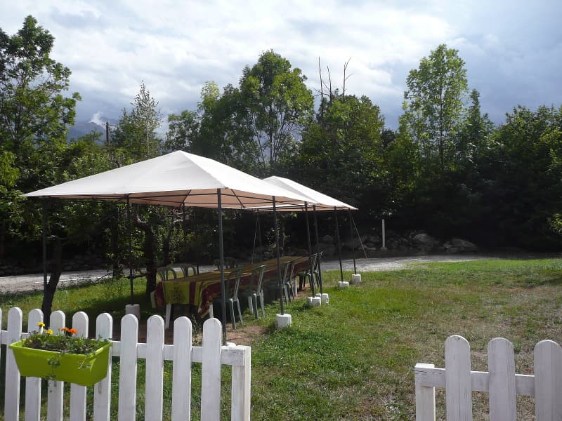 salon de jardin et parasol