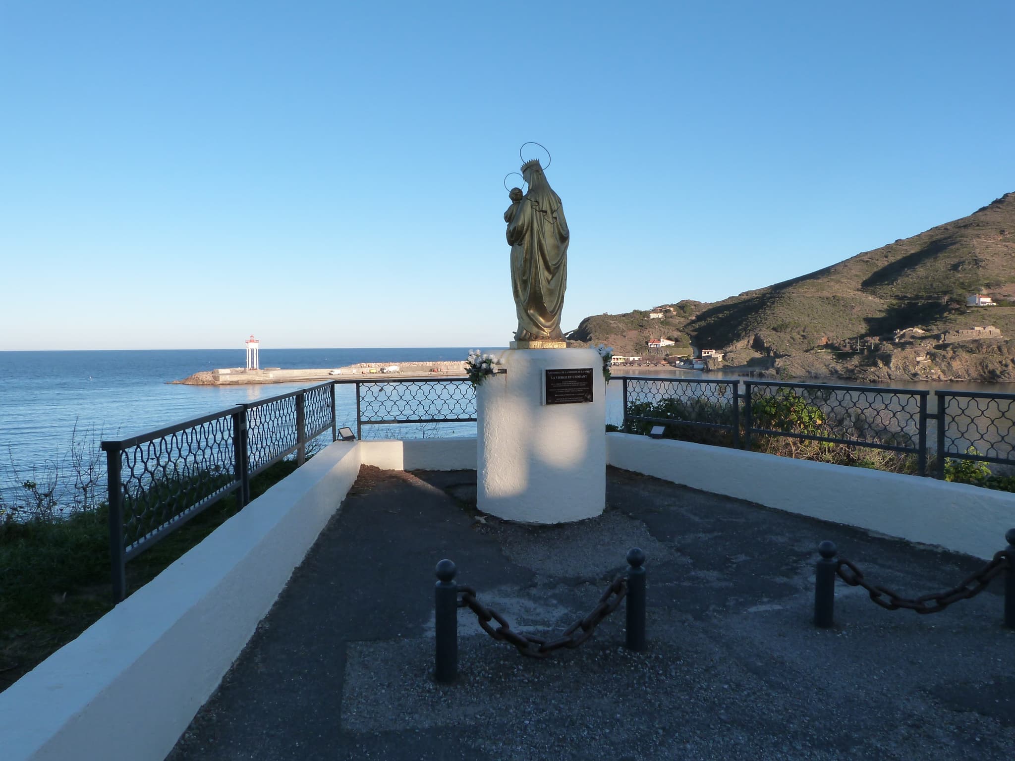 vierge et entree port