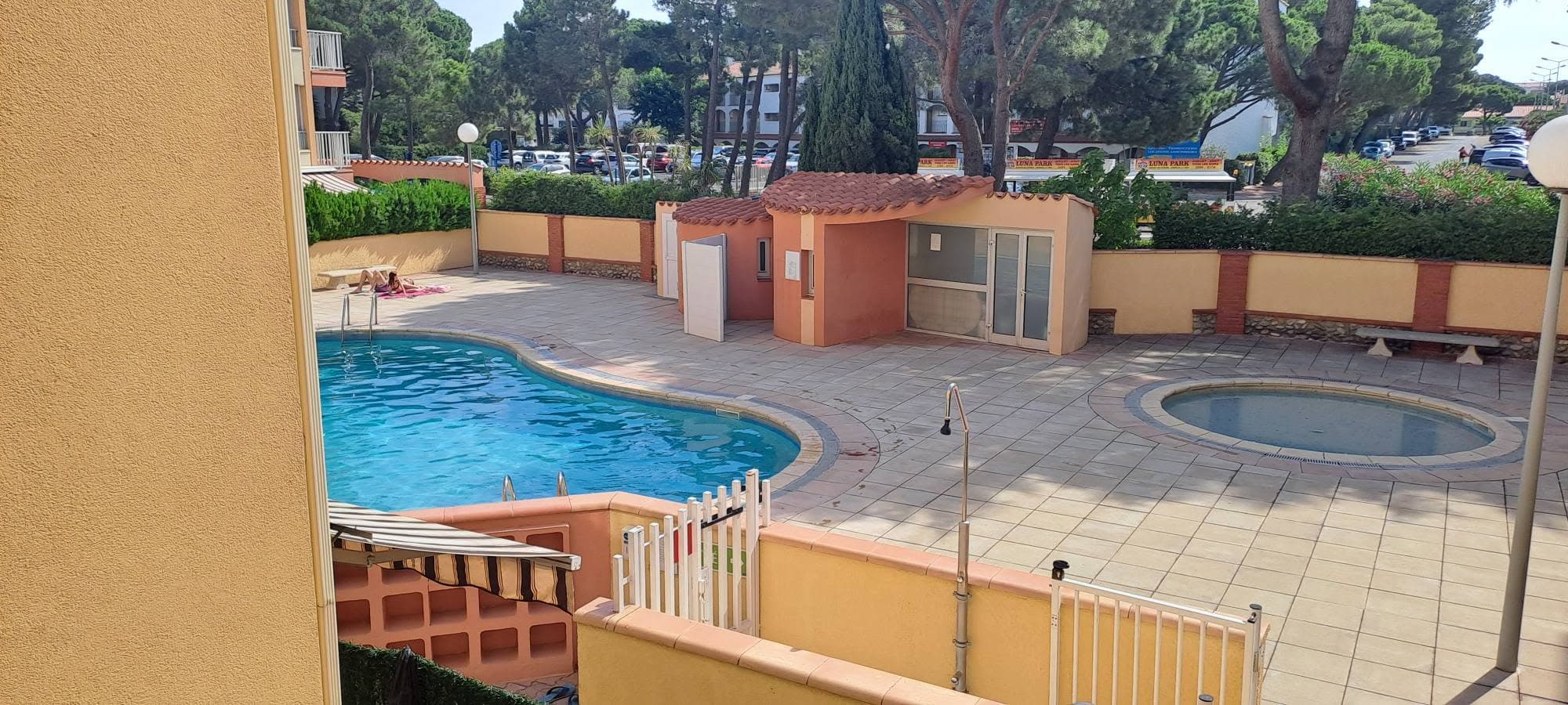 vue piscine de l'appartement