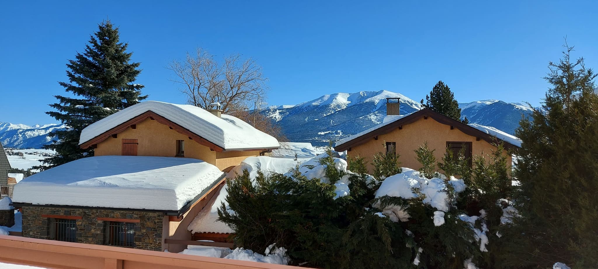 vue terrasse ciel bleu et neige
