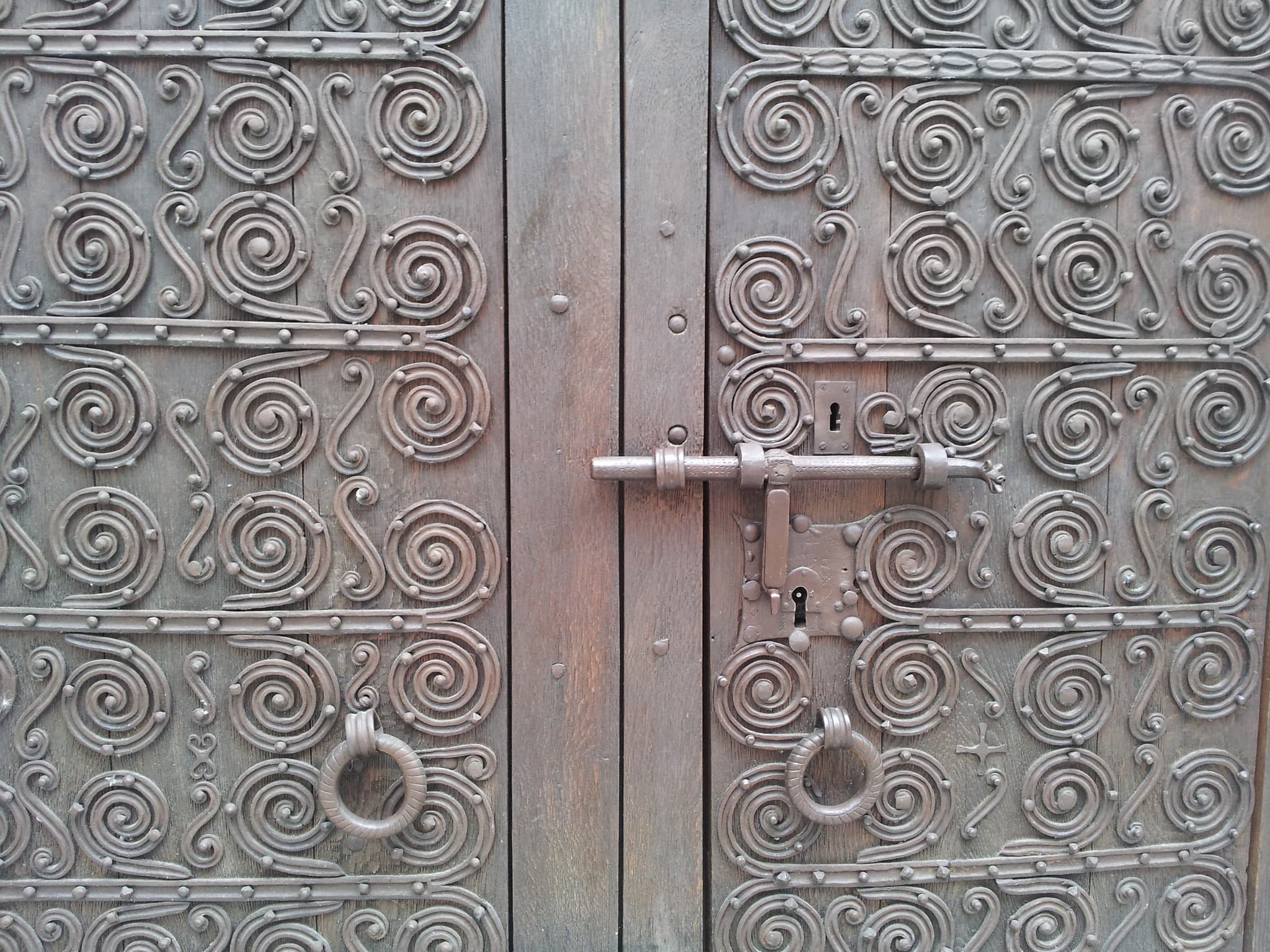 Ferrures sur la porte de l'église