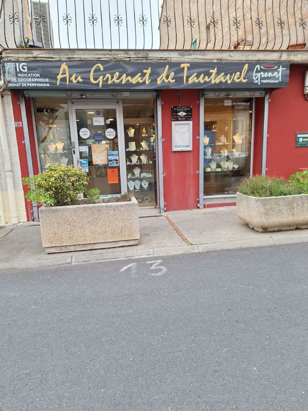 AU GRENAT DE TAUTAVEL VITRINE