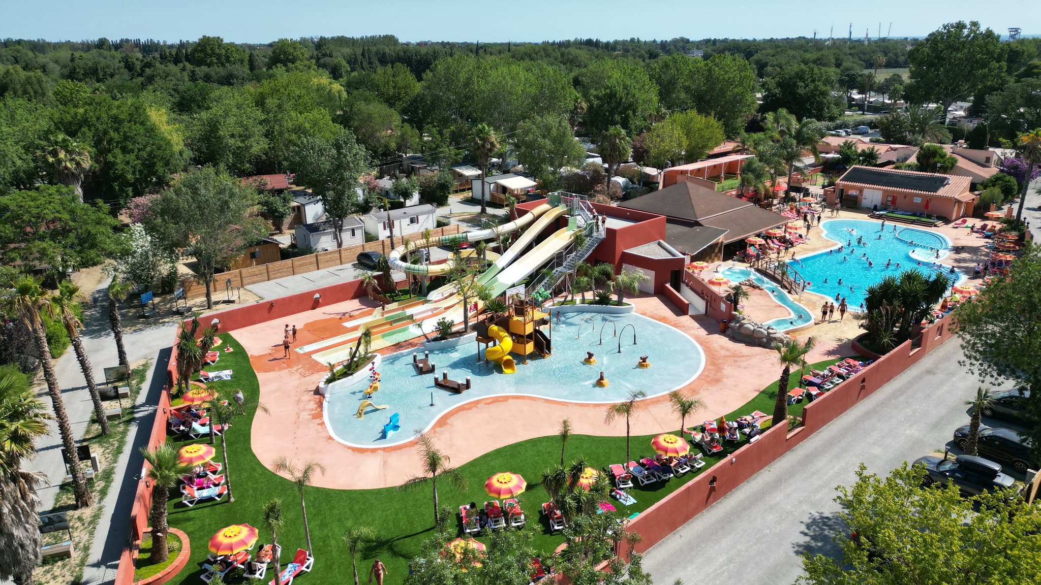 Drone parc aquatique vue latérale