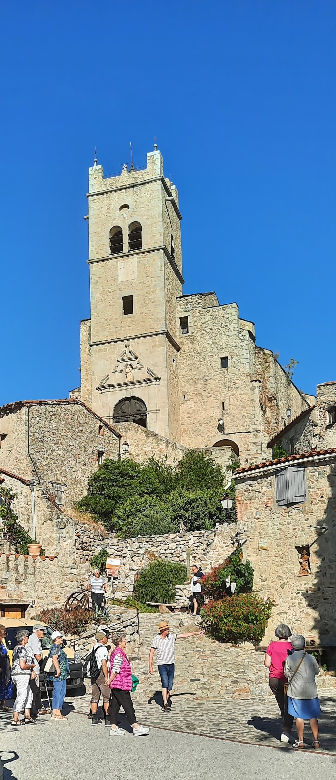 Eus au pied de l'église