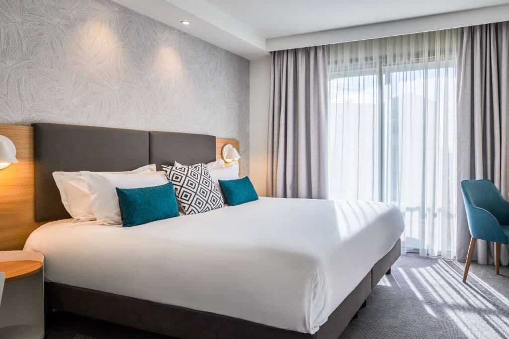 HOLIDAY INN 1