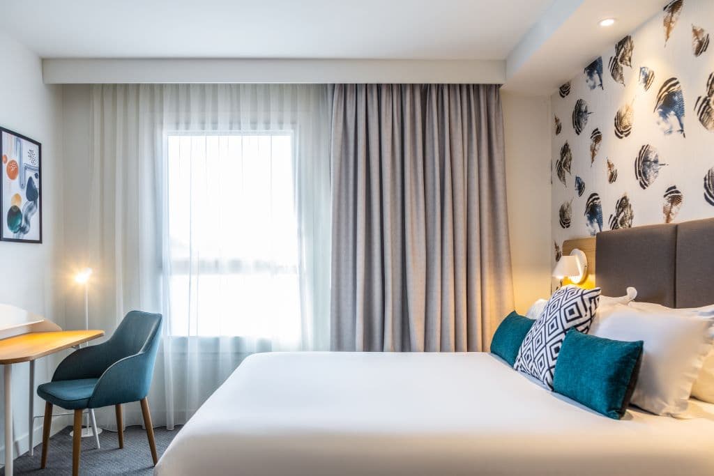 HOLIDAY INN 2