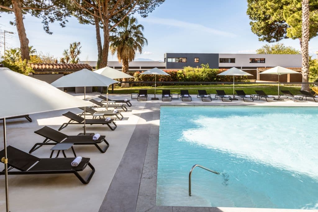 HOLIDAY INN 4