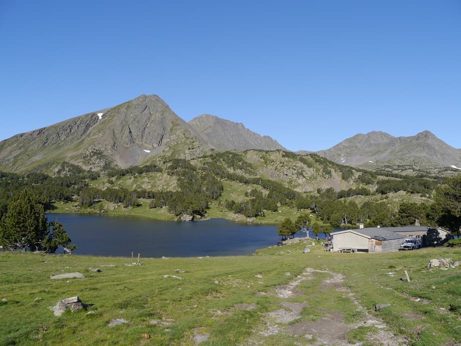 Lac au pieds des Pérics