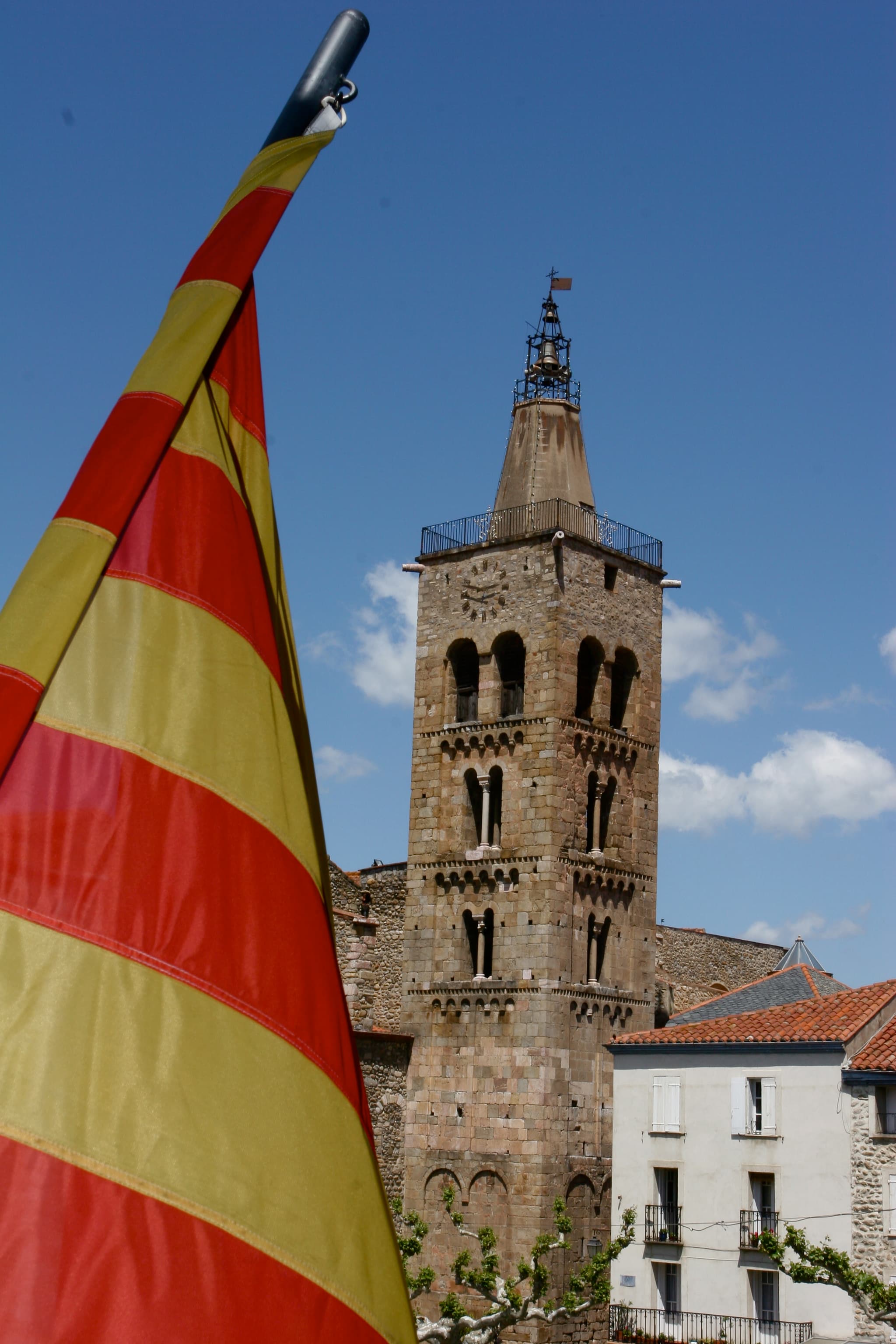 clôcher et drapeau prades