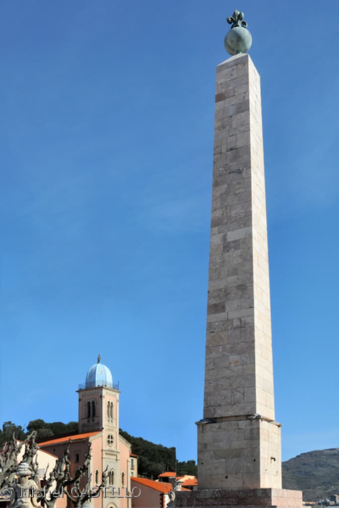 port_vendres_eglise_et_obelisque