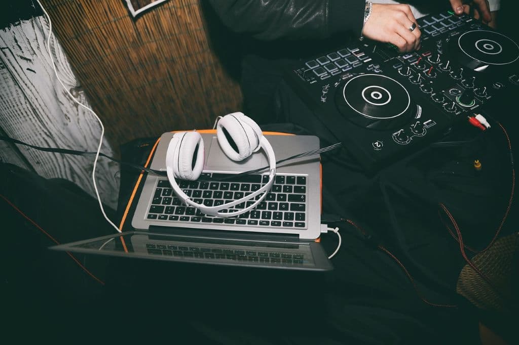 sammy-sander-headphones-4595492_1280