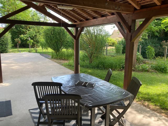 Terrasse couverte jusqu'à 9 pers. avec grill et barbecue