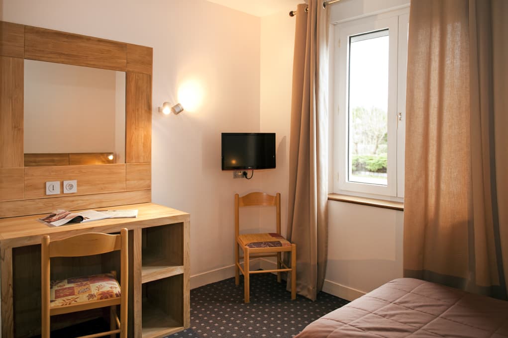 chambre avec bureau et télévision