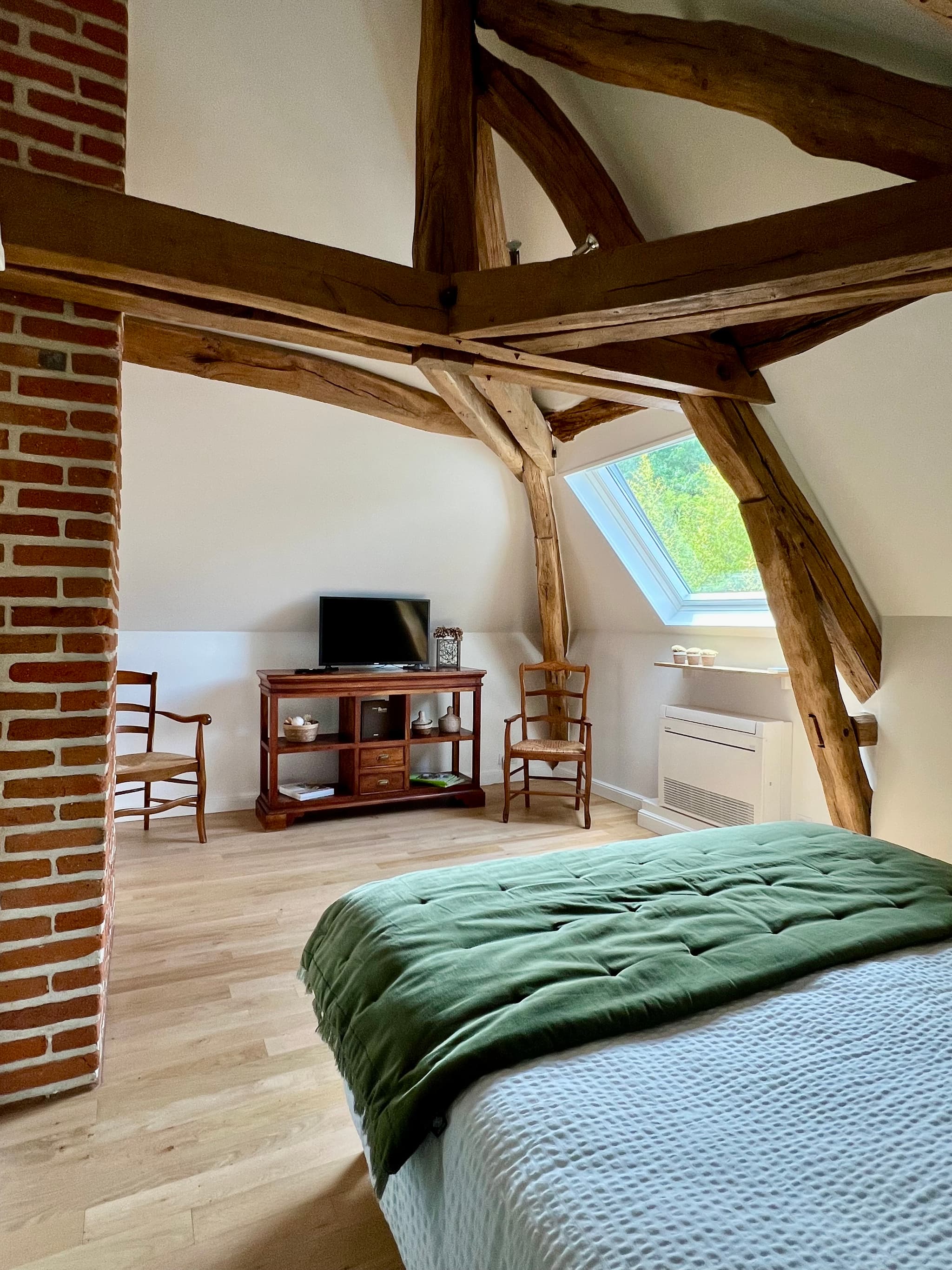 1 Chambre TV LF res 3024x4032