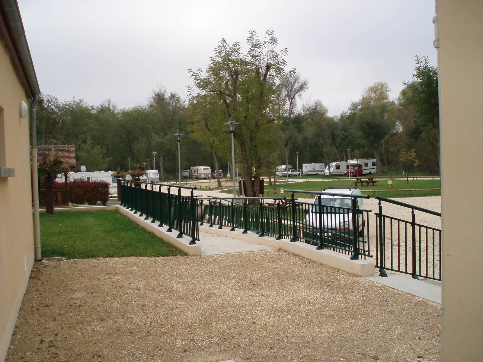Bonny sur Loire-camping du Val-accès aux sanitaires