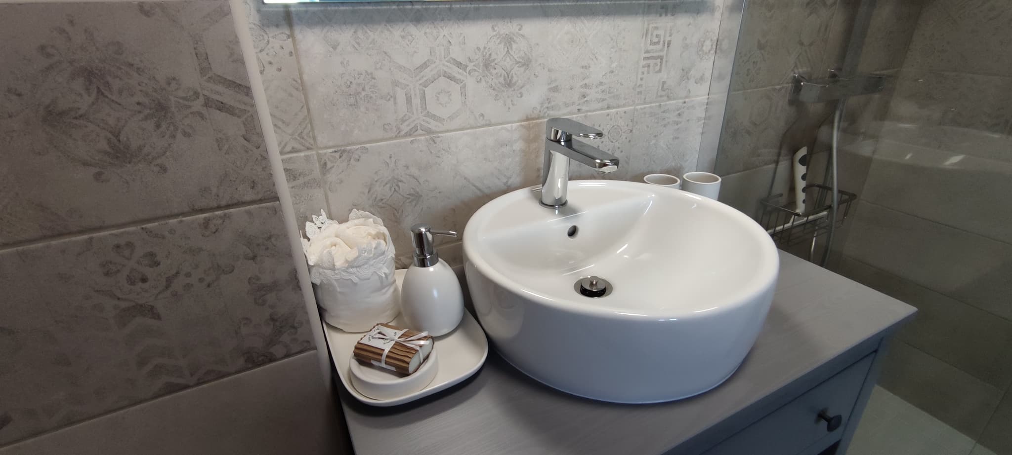 Salle de bain dans les tons de blanc et gris
