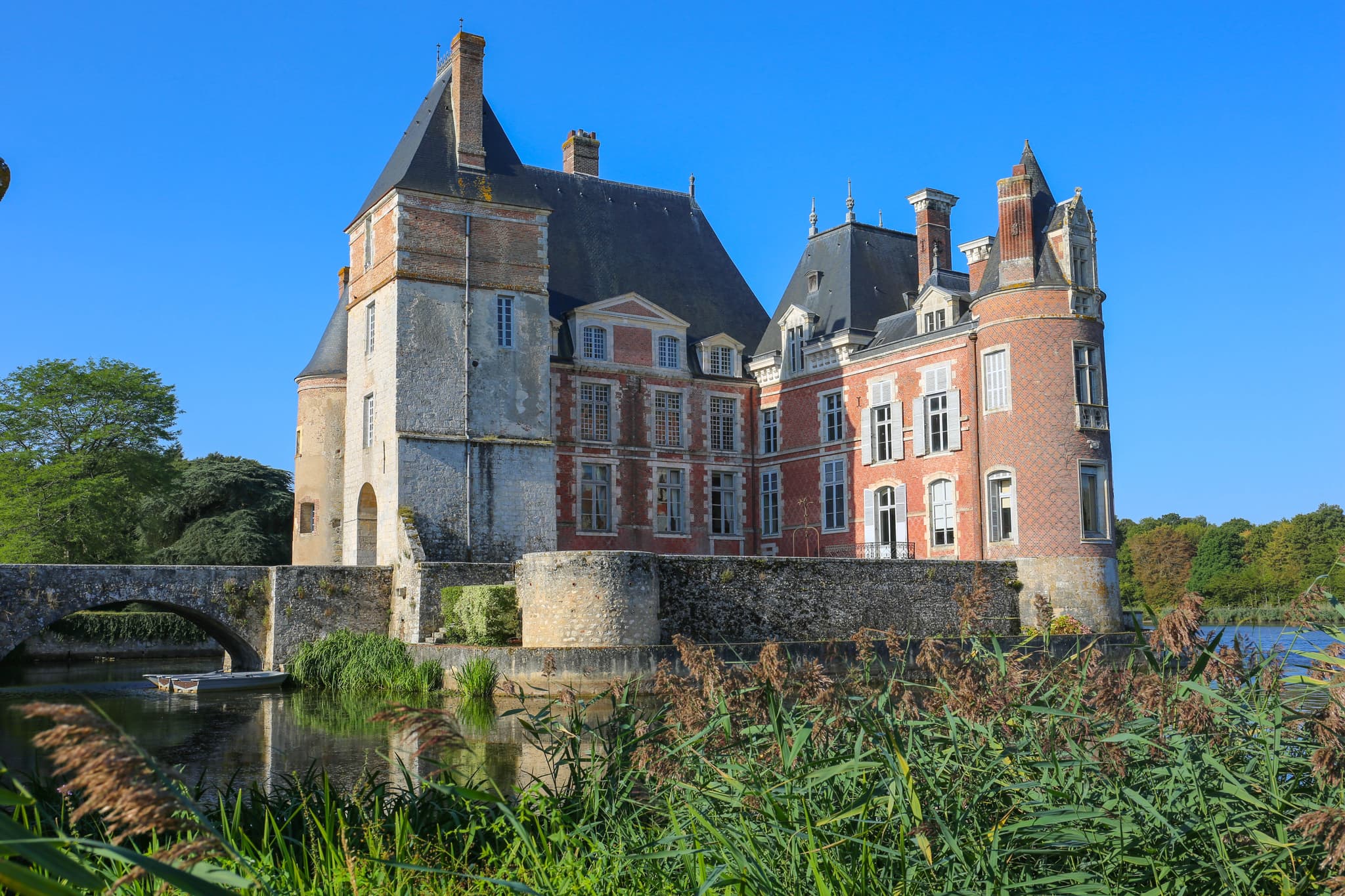 La Bussière - château - extérieur