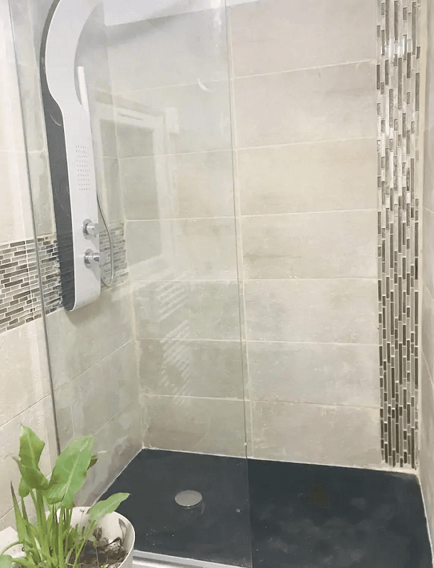 Salle d'eau avec WC indépendant