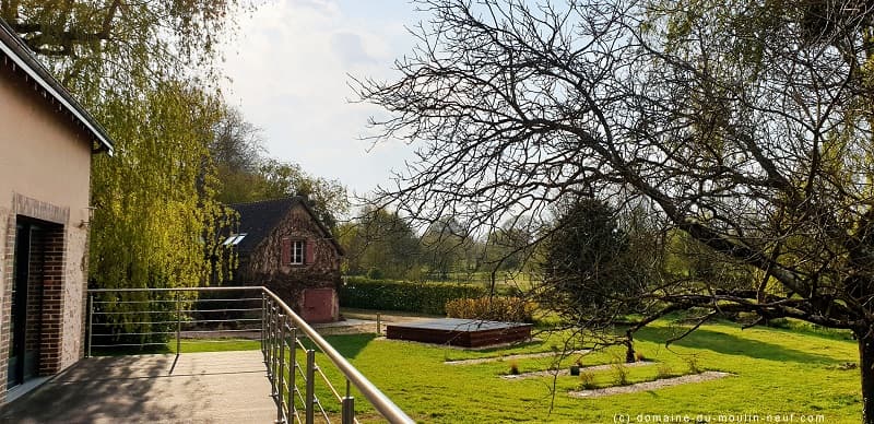 Grande terrasse en hauteur donnant sur la rivière et nos prairies