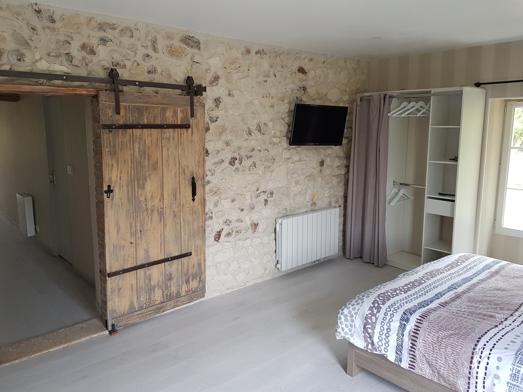 Chambre Reuilly, mur et porte d'origine